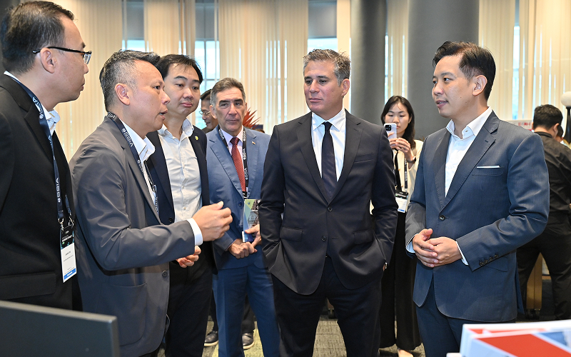 Business-leaders-networking-and-discussing-logistics-collaboration