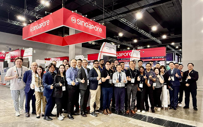 Group-photo-of-Singapore-delegation-at-logistics-industry-event